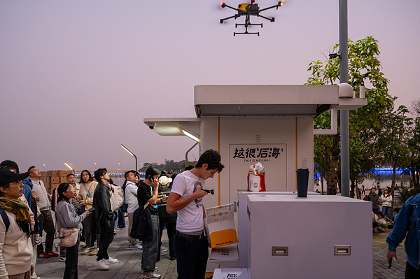 在深圳，外國游客體驗無人機(jī)外賣送餐。