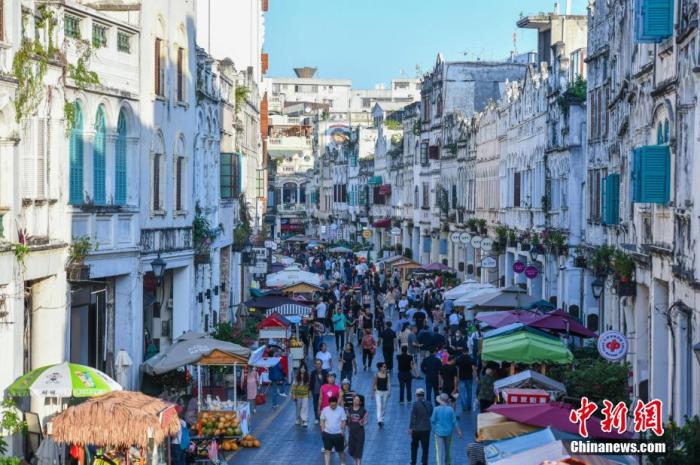 資料圖：圖為海口騎樓老街游客如織。 <a target='_blank' href='/' >中新網(wǎng)</a>記者 駱云飛 攝