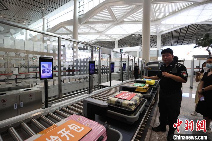 （高質(zhì)量發(fā)展調(diào)研行）探訪?？诿捞m國(guó)際機(jī)場(chǎng)封關(guān)運(yùn)作項(xiàng)目：將實(shí)現(xiàn)旅客“無(wú)感通關(guān)”