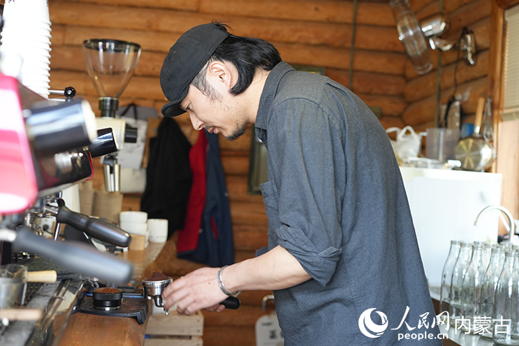 喻曉在小木屋中制作咖啡。人民網(wǎng)記者 李睿攝