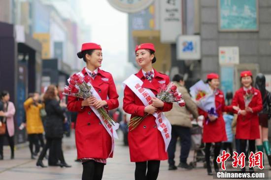 四川一高校開“浪漫”課 情人節(jié)賣花掙學分