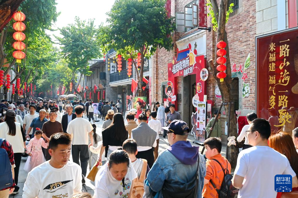 2月22日，市民游客在福州上下杭?xì)v史文化街區(qū)參觀游覽。新華社記者林善傳 攝