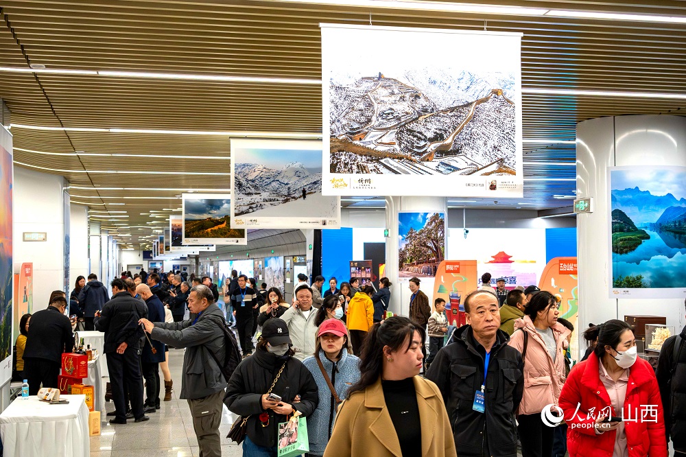 “相約忻州·盡享冬韻”暨“乘地鐵游山西”主題攝影展（忻州）在太原地鐵長(zhǎng)風(fēng)街站啟幕。