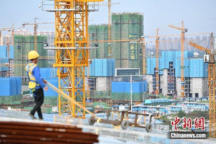 資料圖：一在建樓盤工地工人正在忙碌。 <a target='_blank' href='/'>中新社</a>記者 張浪 攝