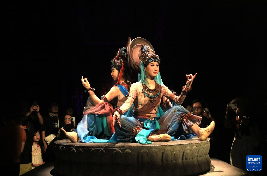 8月5日晚，游客在甘肅省敦煌市觀看大型洞窟式沉浸體驗(yàn)劇《樂動(dòng)敦煌》。 新華社發(fā)（張曉亮 攝）