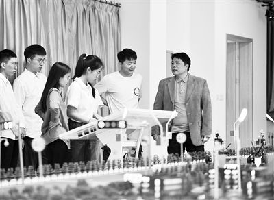 圖為天津大學(xué)智能與計(jì)算學(xué)部教師在沙盤教室內(nèi)給學(xué)生講授智能駕駛等方面的內(nèi)容。 新華社記者 趙子碩攝