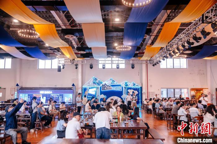 圖為基地內的慕尼黑餐廳?！±钅宪?攝