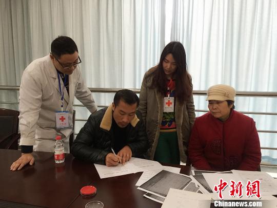 小月的父親和奶奶填寫遺體和器官捐獻志愿書。重慶紅會供圖