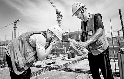 近日,多地迎來高溫天氣,圖為中鐵十二局工人在河北雄安新區(qū)大河片區(qū)安置房項目建設(shè)現(xiàn)場洗臉解暑。 新華社發(fā)