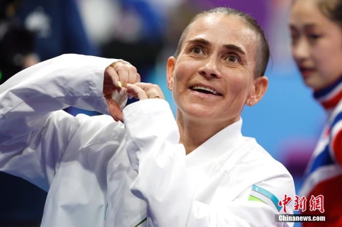 資料圖：9月28日，杭州第19屆亞運(yùn)會(huì)競(jìng)技體操女子跳馬決賽在黃龍?bào)w育中心體育館舉行。烏茲別克斯坦選手丘索維金娜以13.383分獲得該項(xiàng)目第四名。圖為丘索維金娜在賽后向觀眾比心。<a target='_blank' href='/'>中新社</a>記者 富田 攝