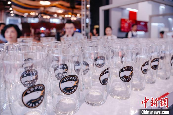 基地內，各式啤酒文化周邊產品在出售?！±钅宪?攝