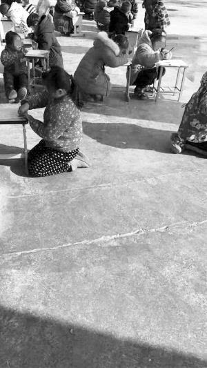 學生寒冬教室外跪地寫作業(yè) 校方：不存在體罰