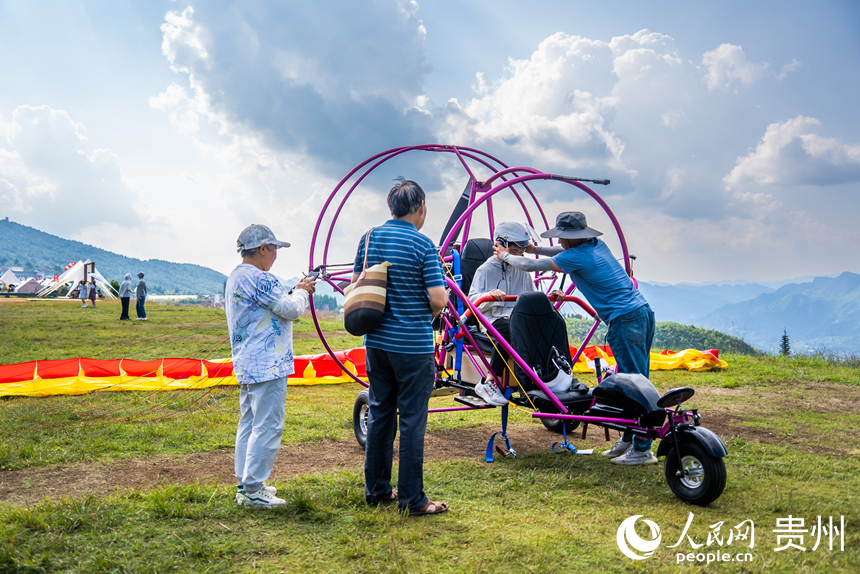 游客在野玉海飛行營地解鎖山地新玩法。人民網(wǎng)記者 涂敏攝
