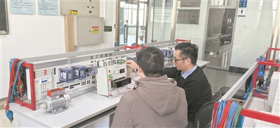 圖為哈爾濱工程大學教師指導學生開展新工科課程的實驗項目。受訪者供圖