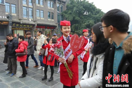 四川一高校開“浪漫”課 情人節(jié)賣花掙學分