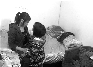 小梅現(xiàn)在只身帶著女兒，生活困難 圖片來源：溫州網(wǎng)