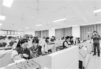 保定市職業(yè)技術教育中心職普融通實驗班的學生在上電工技術課。陳汝健攝
