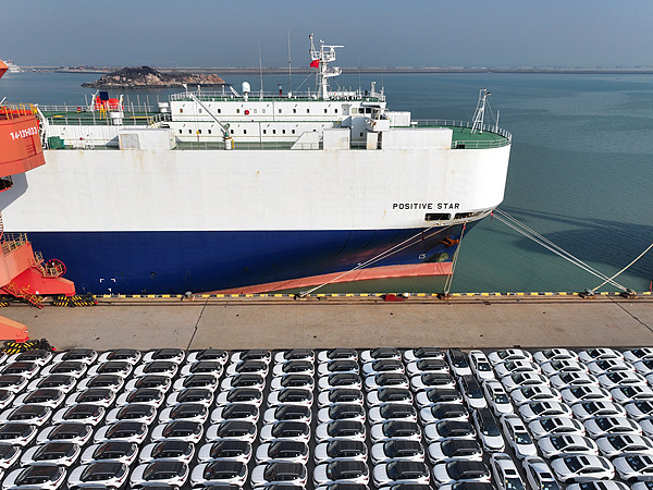 在江蘇省連云港，中國生產(chǎn)的汽車正加緊裝船出口海外。