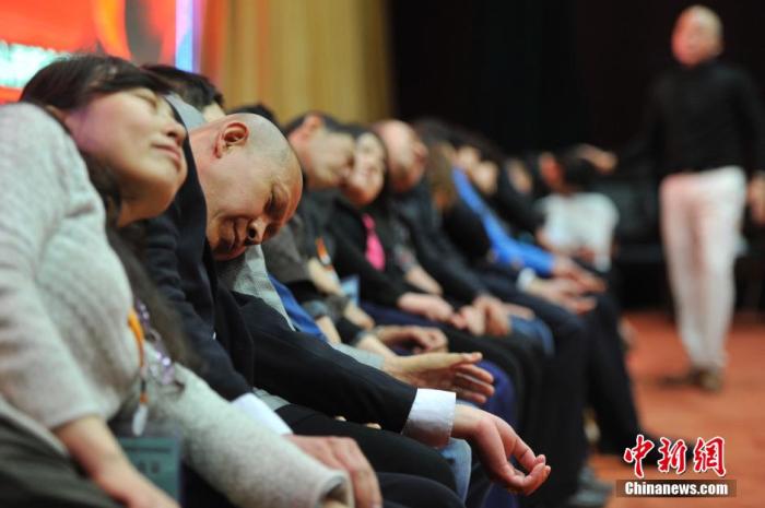 資料圖：民眾在專業(yè)催眠師的引導下睡覺，釋放壓力。<a target='_blank' href='/'>中新社</a>發(fā) 韋亮 攝