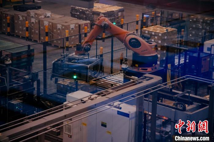 百威雪津啤酒莆田基地釀造幾乎都由自動化生產線完成，年產能達200萬噸?！±钅宪?攝