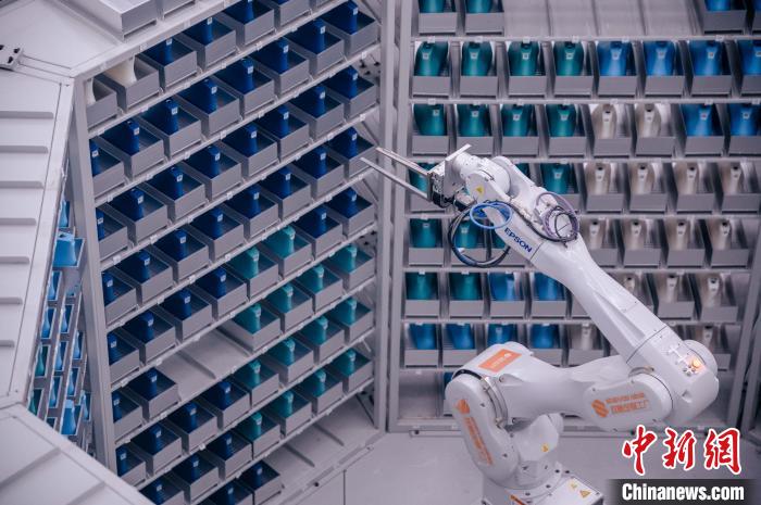 車間里，鞋楦配送機械臂在有序工作?！±钅宪?攝