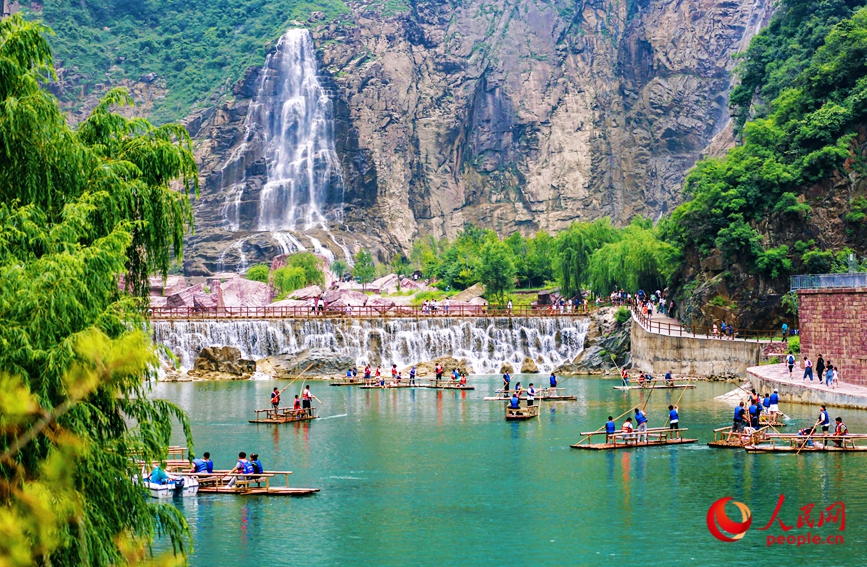 泛舟水上，成為酷熱夏季的一個(gè)避暑良方。人民網(wǎng)記者 王佩攝