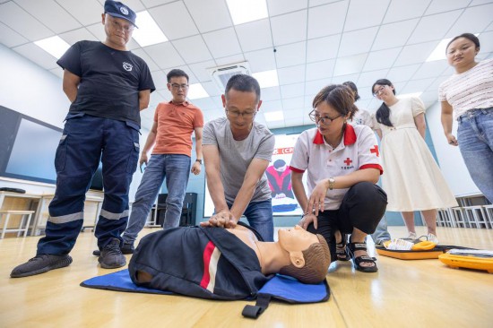 在浙江省湖州市吳興區(qū)龍泉小學(xué),紅十字會(huì)救護(hù)員對(duì)教職工進(jìn)行自動(dòng)體外除顫器(AED)使用培訓(xùn)。新華社發(fā)(伊凡攝)