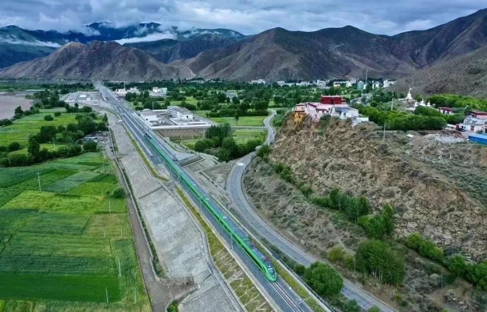 ?高原動集動車組。中國中車供圖。