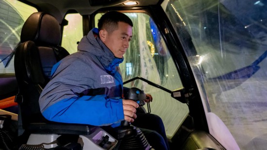 吉林市松花湖滑雪度假區(qū)內(nèi),工作人員正駕駛壓雪車平整雪道。新華社記者 唐成卓 攝