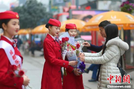 四川一高校開“浪漫”課 情人節(jié)賣花掙學分