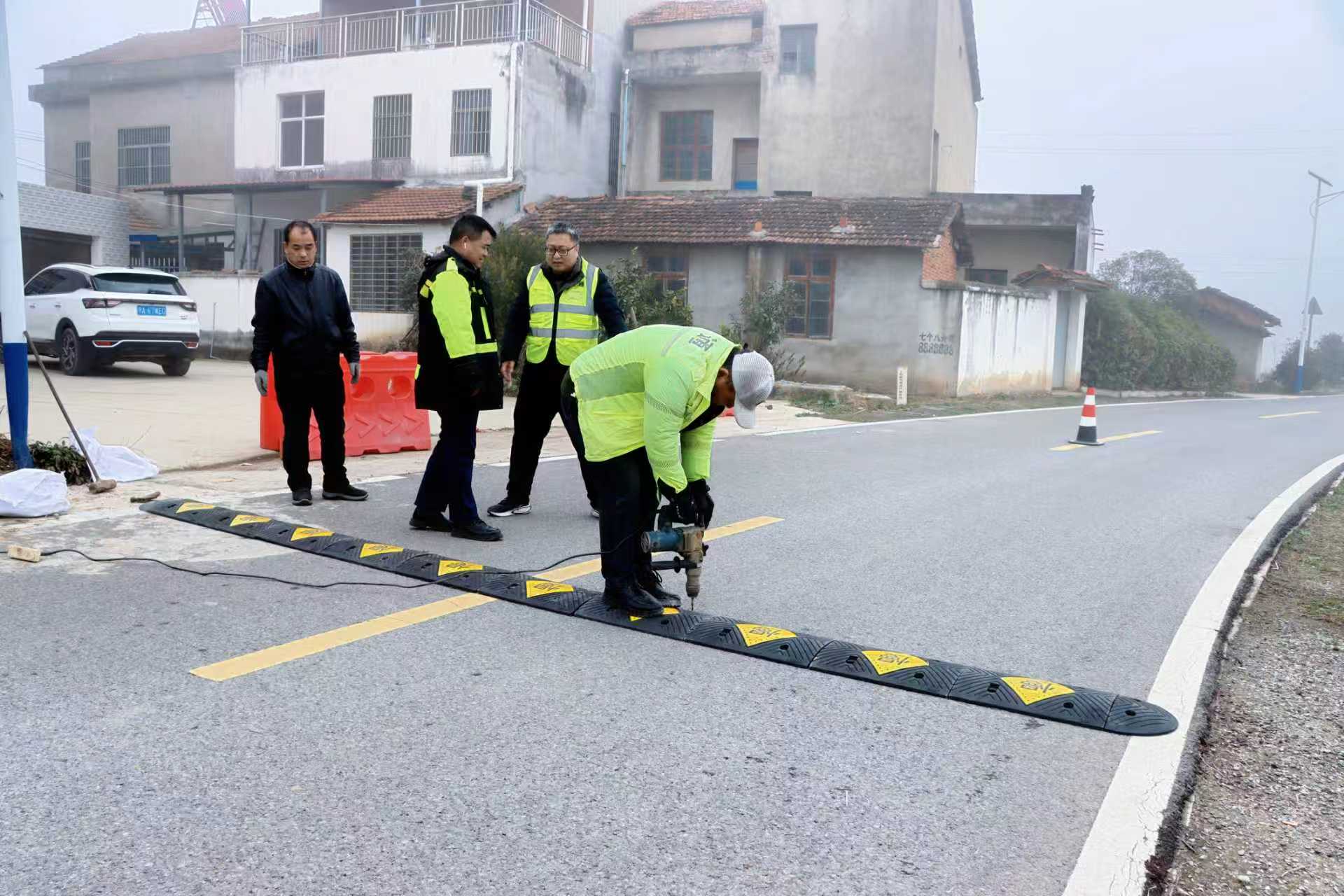 養(yǎng)護工對農村公路進行日常巡查、養(yǎng)護。受訪方供圖