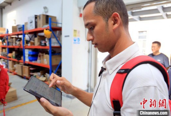 4日下午，西南交通大學(xué)孟加拉國留學(xué)生Zahidul Alam正借助“AI學(xué)伴”學(xué)習(xí)AI。 中新社記者 王磊 攝