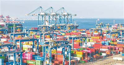 “新泉州”輪在山東港口青島港自動(dòng)化碼頭(三期)的作業(yè)現(xiàn)場(chǎng)。山東港口青島港供圖