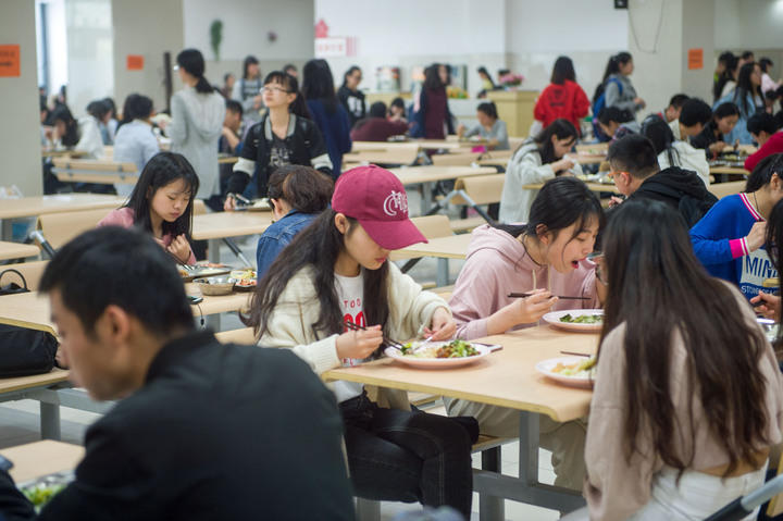 高校食堂賣“兩元蓋澆飯” 12年不漲價 高校食堂賣“兩元蓋澆飯” 12年不漲價