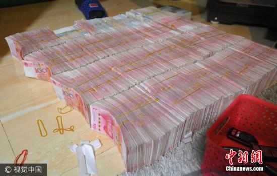 廣西南寧警方8月21日通報(bào)，當(dāng)?shù)亟粘晒善粕姘附痤~15.19億元人民幣的特大傳銷案件。圖為當(dāng)場(chǎng)繳獲的成捆現(xiàn)金。圖片來源：視覺中國(guó)
