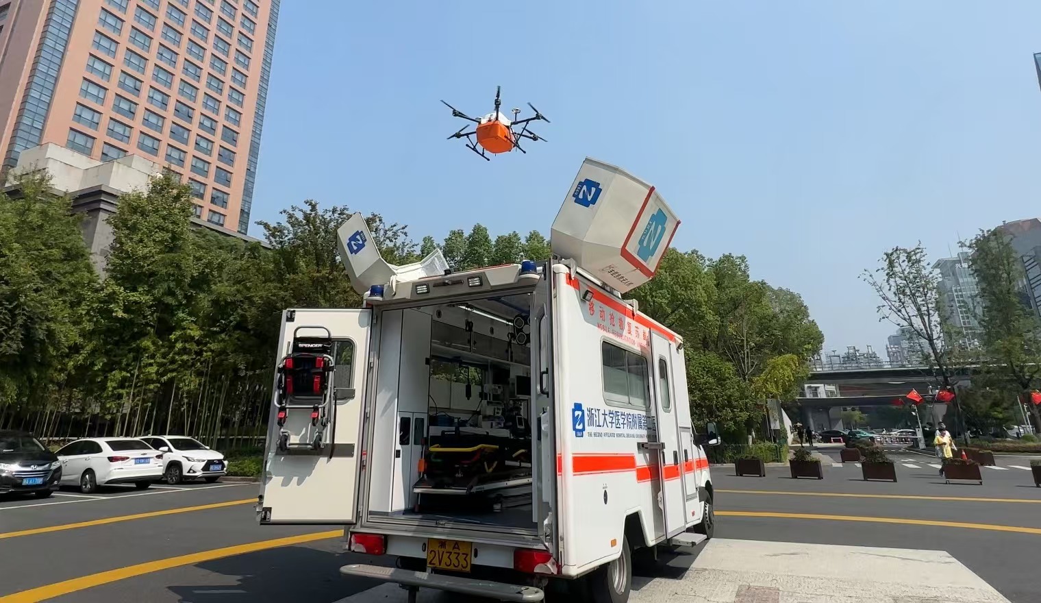 浙江大學(xué)醫(yī)學(xué)院附屬第二醫(yī)院5G急救車搭載的無(wú)人機(jī)正在起飛。人民網(wǎng)記者 申佳平攝