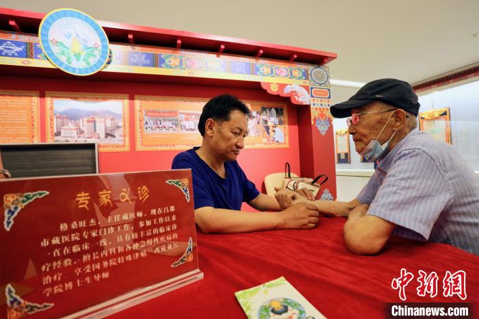“藏韻瑰寶”藏醫(yī)四部醫(yī)典唐卡珍品展在天津美術(shù)館展出，展覽現(xiàn)場(chǎng)藏醫(yī)專家義診受歡迎?！⒖∩n 攝