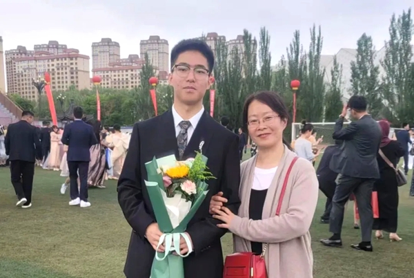劉傲寒和媽媽合影。北航供圖