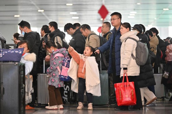 2月3日，家長帶領(lǐng)小朋友在北京豐臺(tái)站排隊(duì)檢票。新華社記者 宋為偉 攝