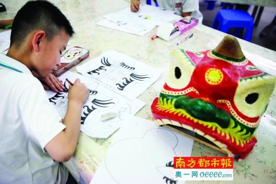 傳承傳統(tǒng)文化 80后女教師把“扎獅頭”帶進(jìn)小學(xué)