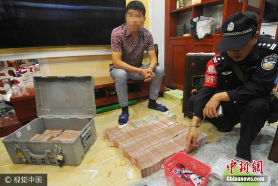 廣西南寧警方8月21日通報(bào)，當(dāng)?shù)亟粘晒善粕姘附痤~15.19億元人民幣的特大傳銷案件。圖為當(dāng)場(chǎng)繳獲的成捆現(xiàn)金。 圖片來源：視覺中國(guó)