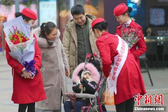四川一高校開“浪漫”課 情人節(jié)賣花掙學分