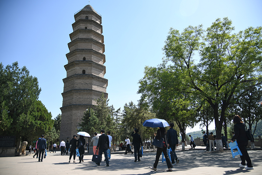 圖為2024年5月7日，游客在延安寶塔山參觀。 新華社記者 張博文 攝