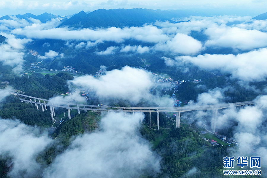 重慶:八月里云海流瀑 瞰群山如畫(huà)