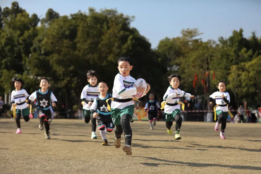 福建省福州市兒童公園，幼兒組隊員正在進行橄欖球比賽。謝貴明攝（人民視覺）