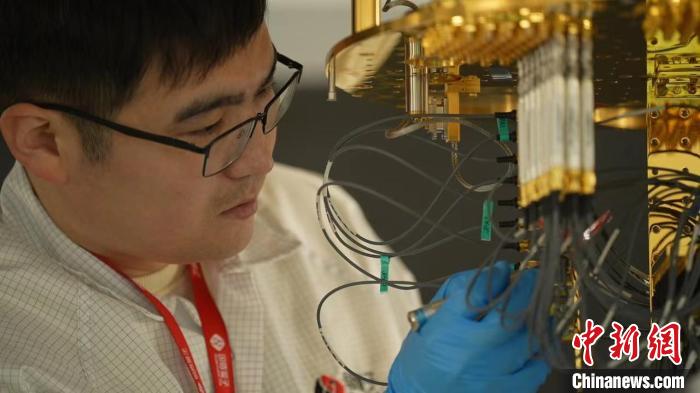 科研人員正在組裝超導(dǎo)量子計算機。