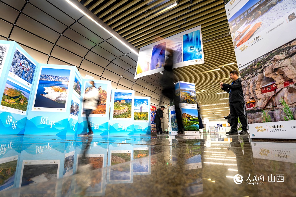 觀眾正在欣賞攝影作品。