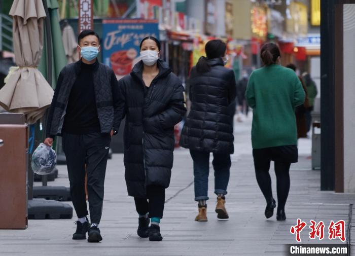 圖為市民穿羽絨服出行?！●R銘言 攝