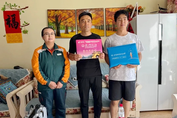 劉傲寒父子收到錄取通知書。北航供圖