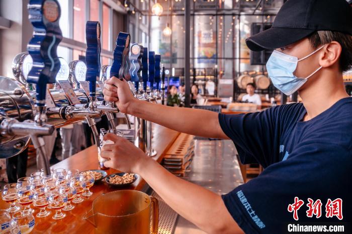 圖為百威雪津啤酒莆田基地工作人員正在打酒?！±钅宪?攝